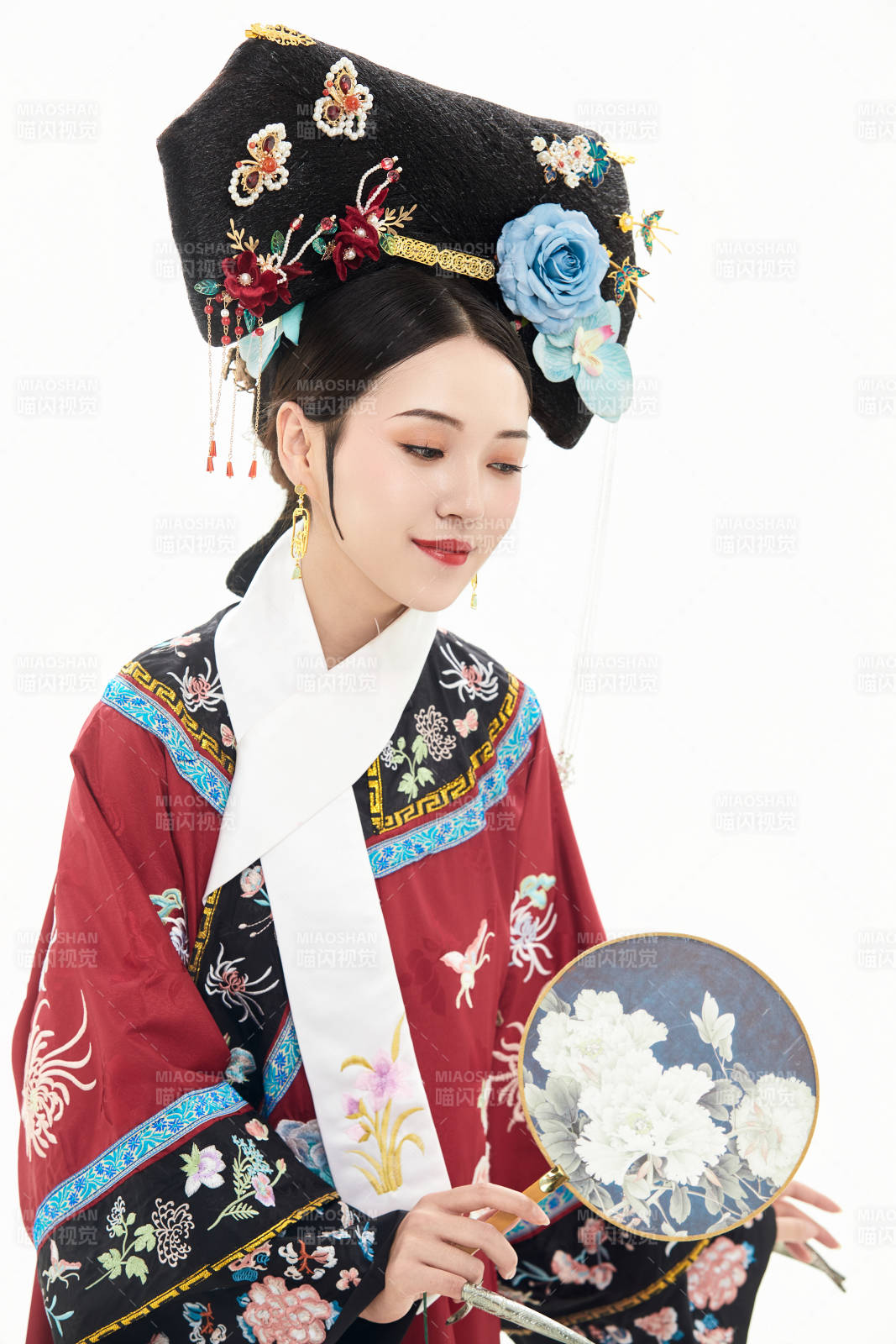 白色背景下穿著中國(guó)清朝宮廷服飾的少女