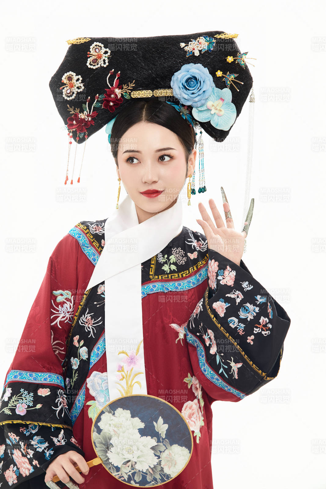 白色背景下穿著中國清朝宮廷服飾的少女