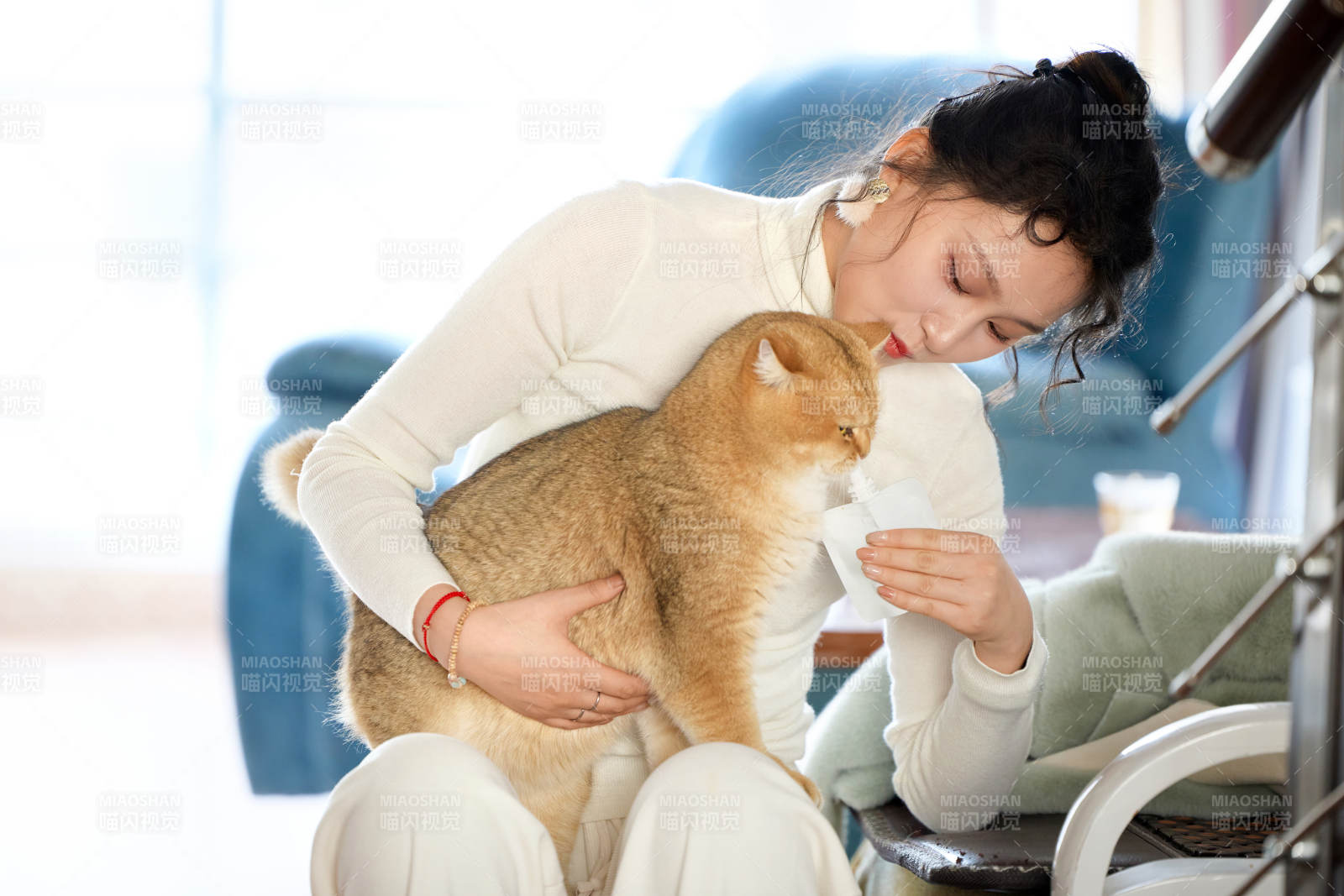 假日在家和猫咪嬉戏的亚洲美女