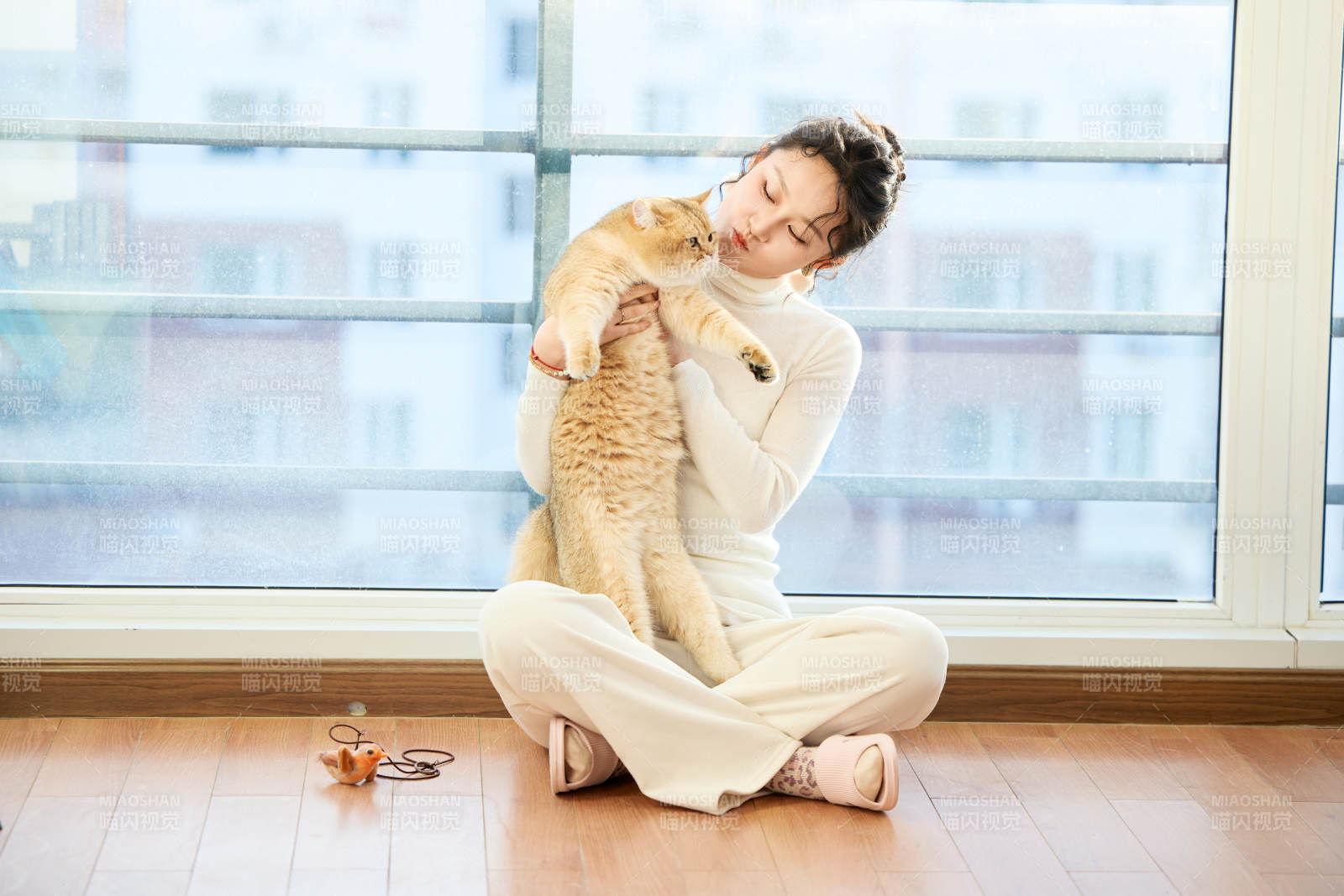 假日在家和猫咪嬉戏的亚洲美女图片