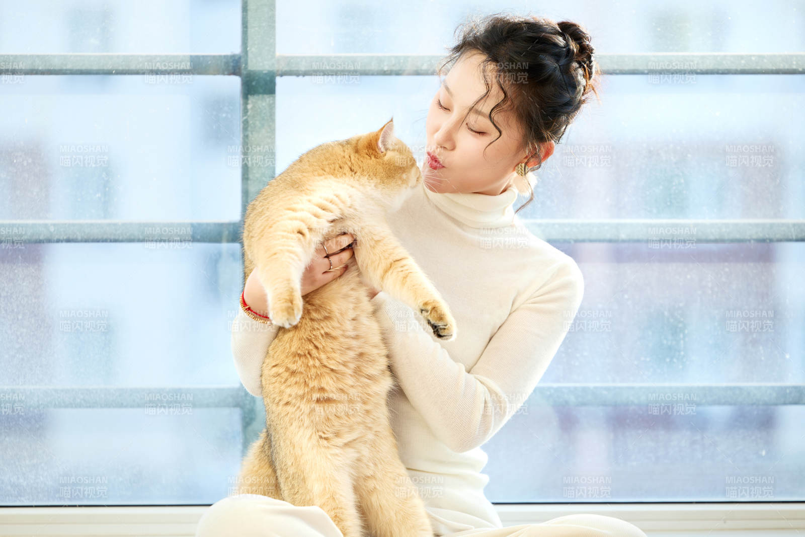 假日在家和猫咪嬉戏的亚洲美女