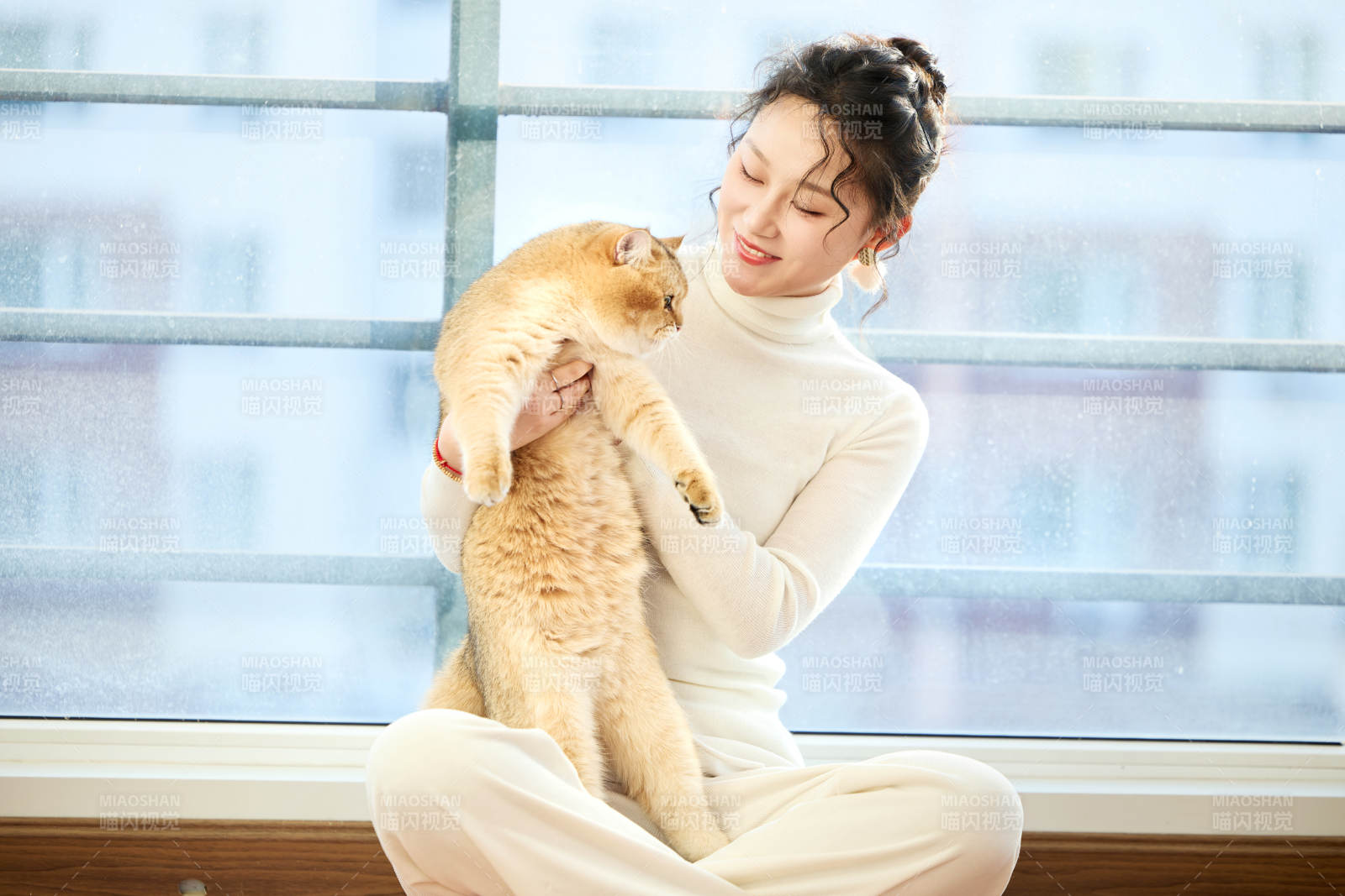 假日在家和猫咪嬉戏的亚洲美女