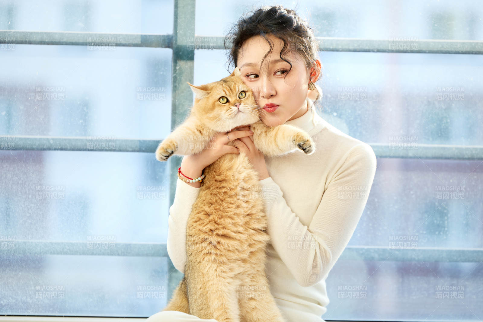 假日在家和猫咪嬉戏的亚洲美女