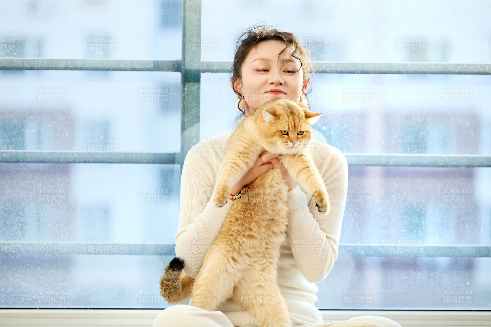 假日在家和猫咪嬉戏的亚洲美女