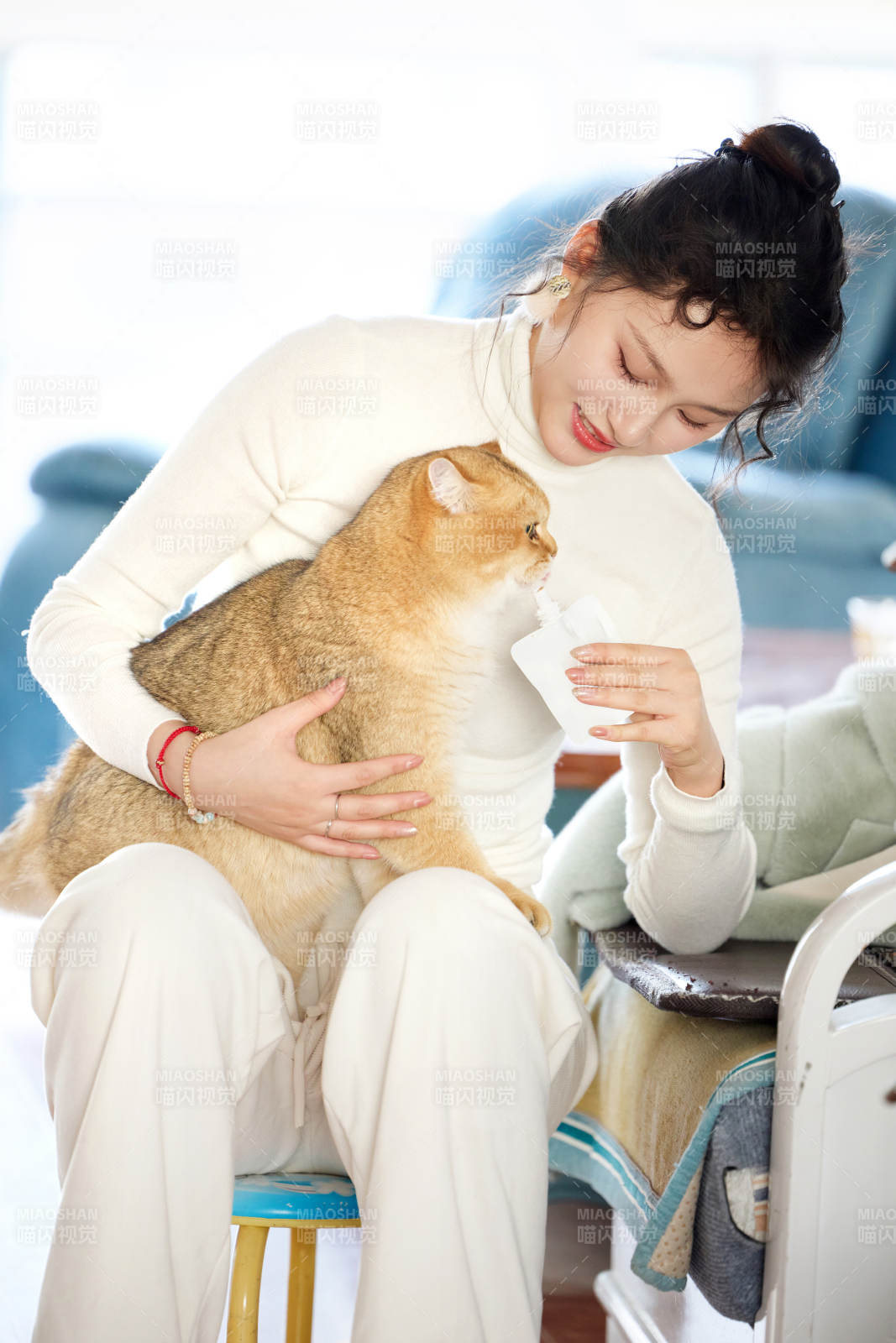 假日在家和貓咪嬉戲的亞洲美女