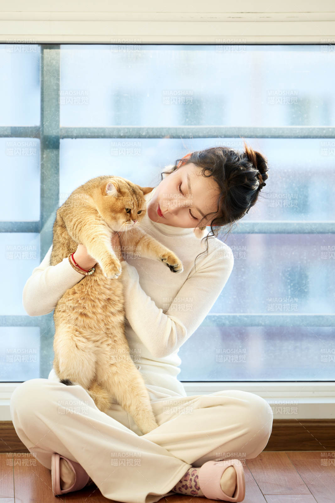 假日在家和猫咪嬉戏的亚洲美女