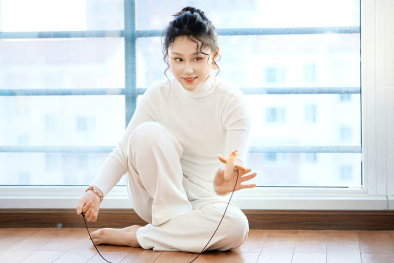 假日在家和猫咪嬉戏的亚洲美女