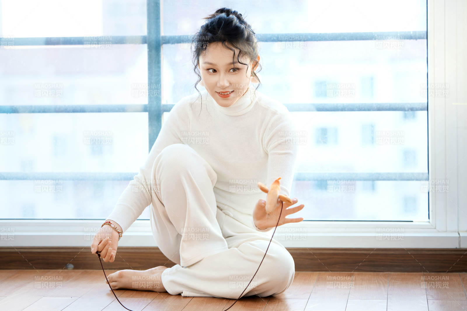 假日在家和猫咪嬉戏的亚洲美女