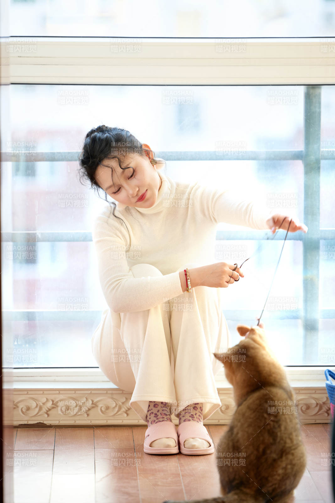 假日在家和猫咪嬉戏的亚洲美女