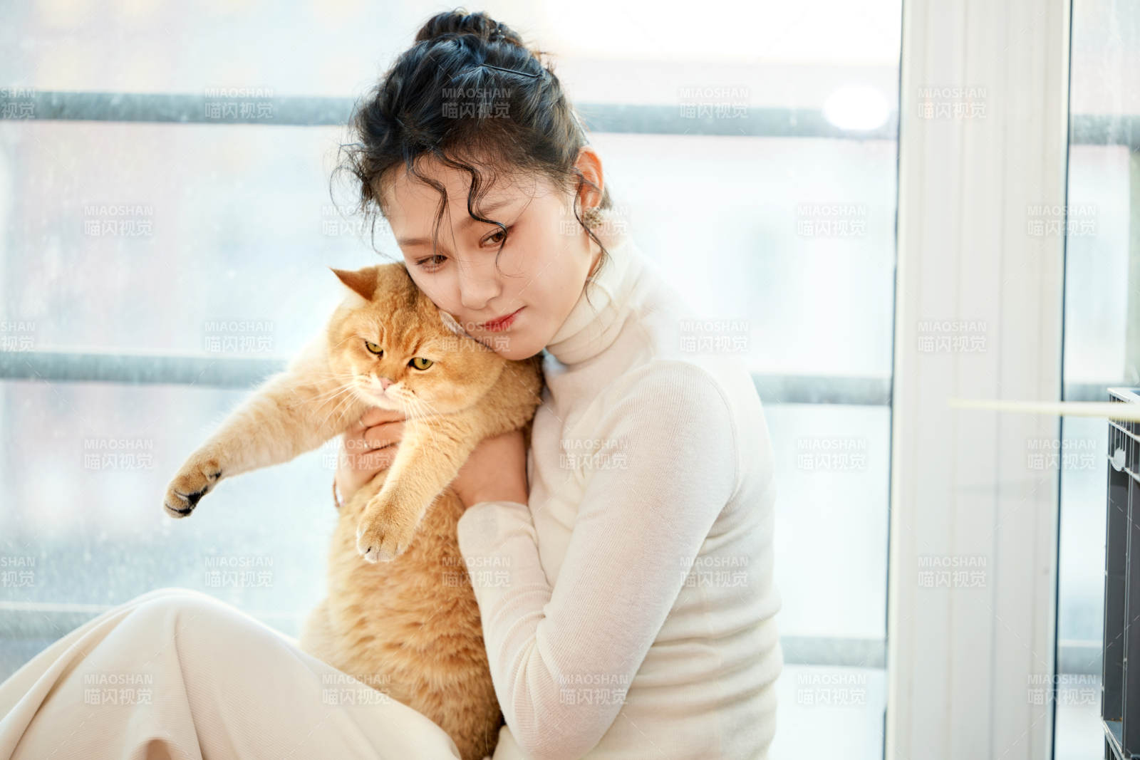 假日在家和貓咪嬉戲的亞洲美女