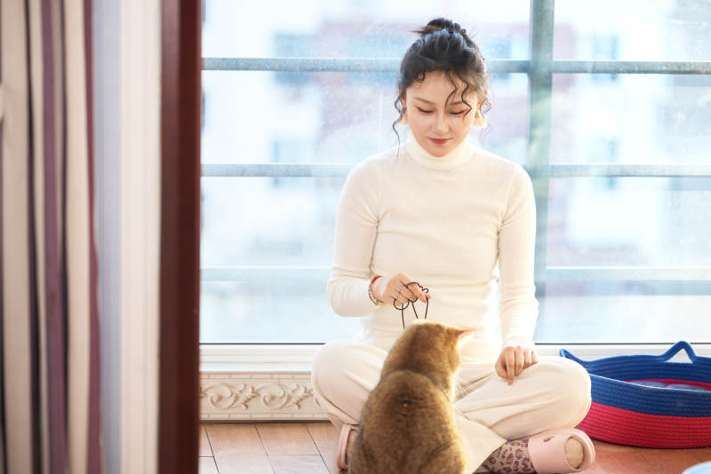 假日在家和猫咪嬉戏的亚洲美女