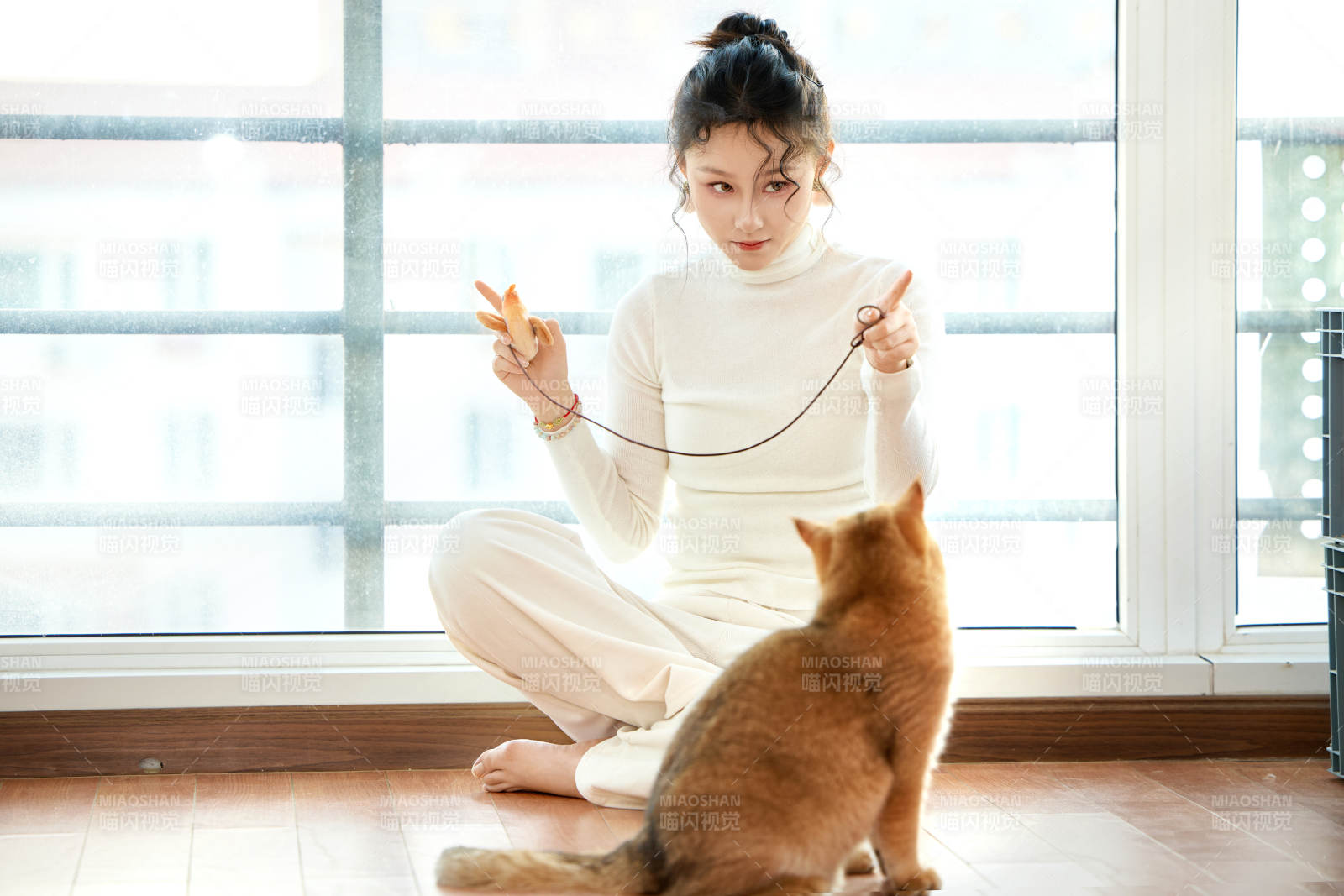 假日在家和貓咪嬉戲的亞洲美女