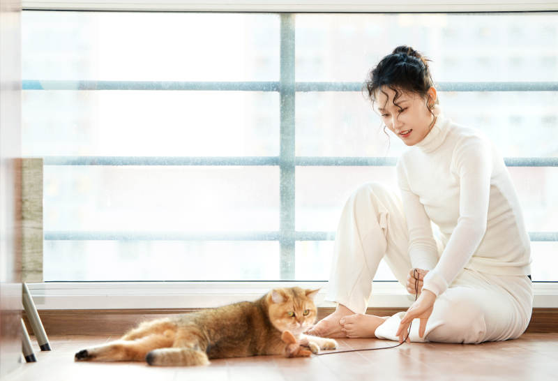 假日在家和猫咪嬉戏的亚洲美女