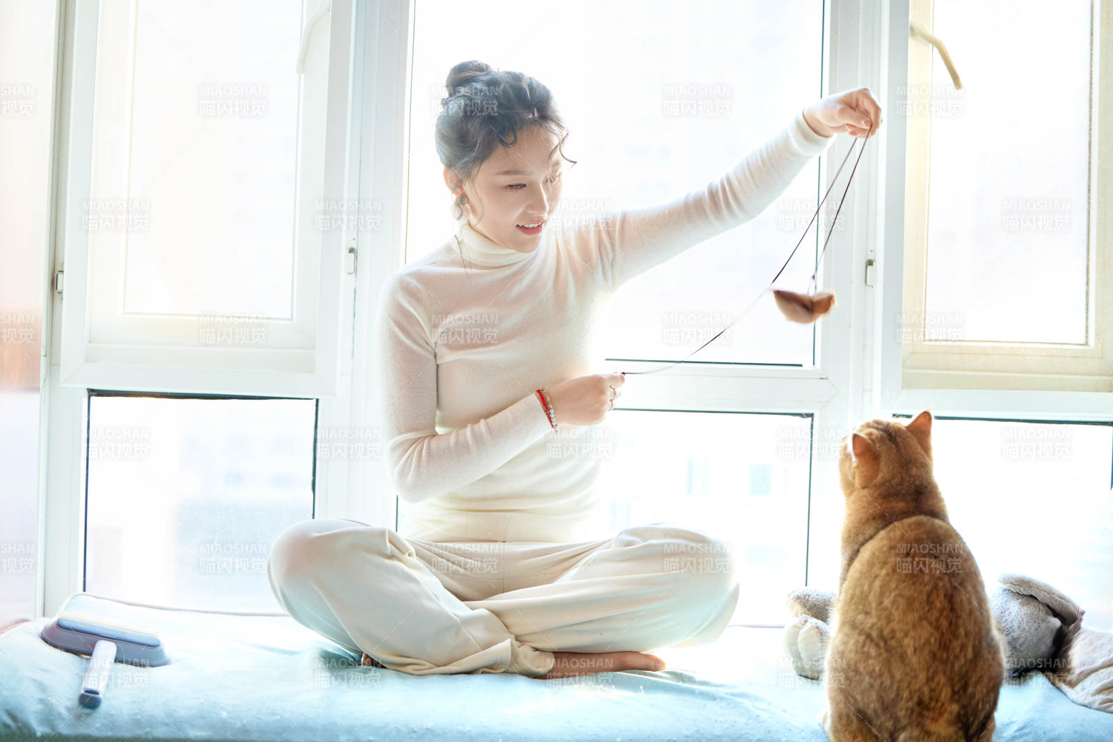 假日在家和猫咪嬉戏的亚洲美女