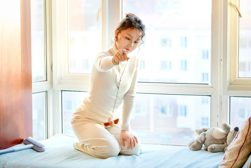 假日在家和猫咪嬉戏的亚洲美女