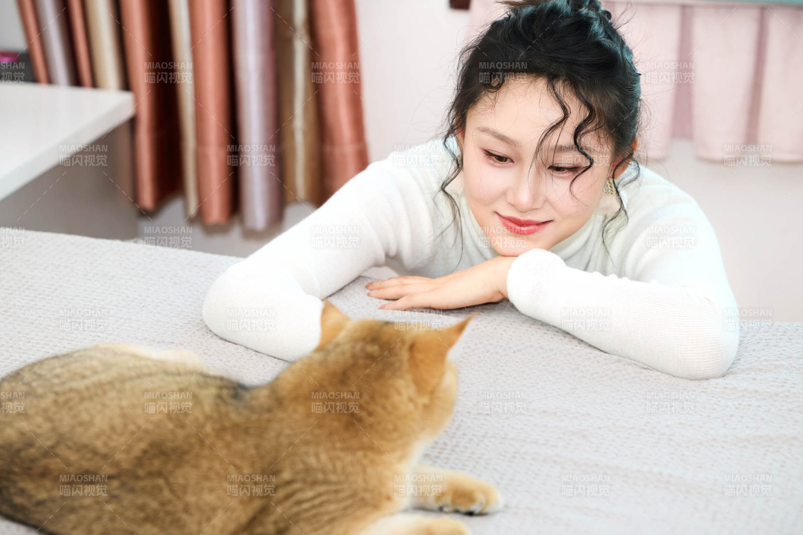 假日在家和猫咪嬉戏的亚洲美女