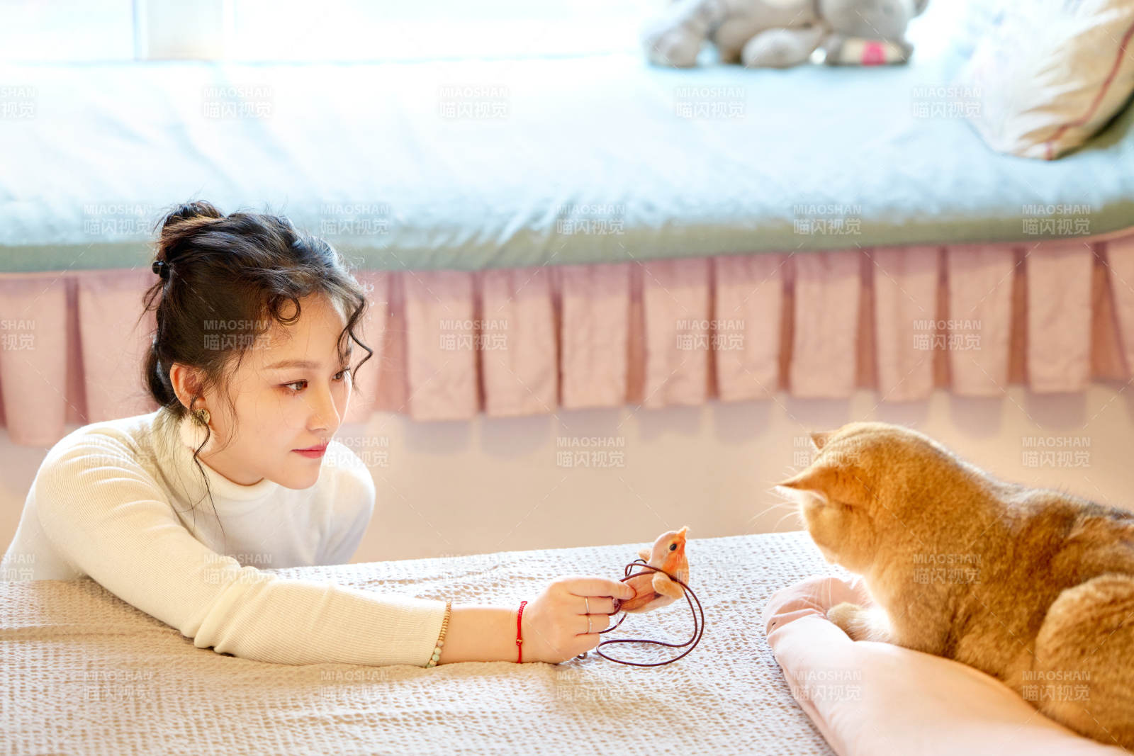 假日在家和猫咪嬉戏的亚洲美女