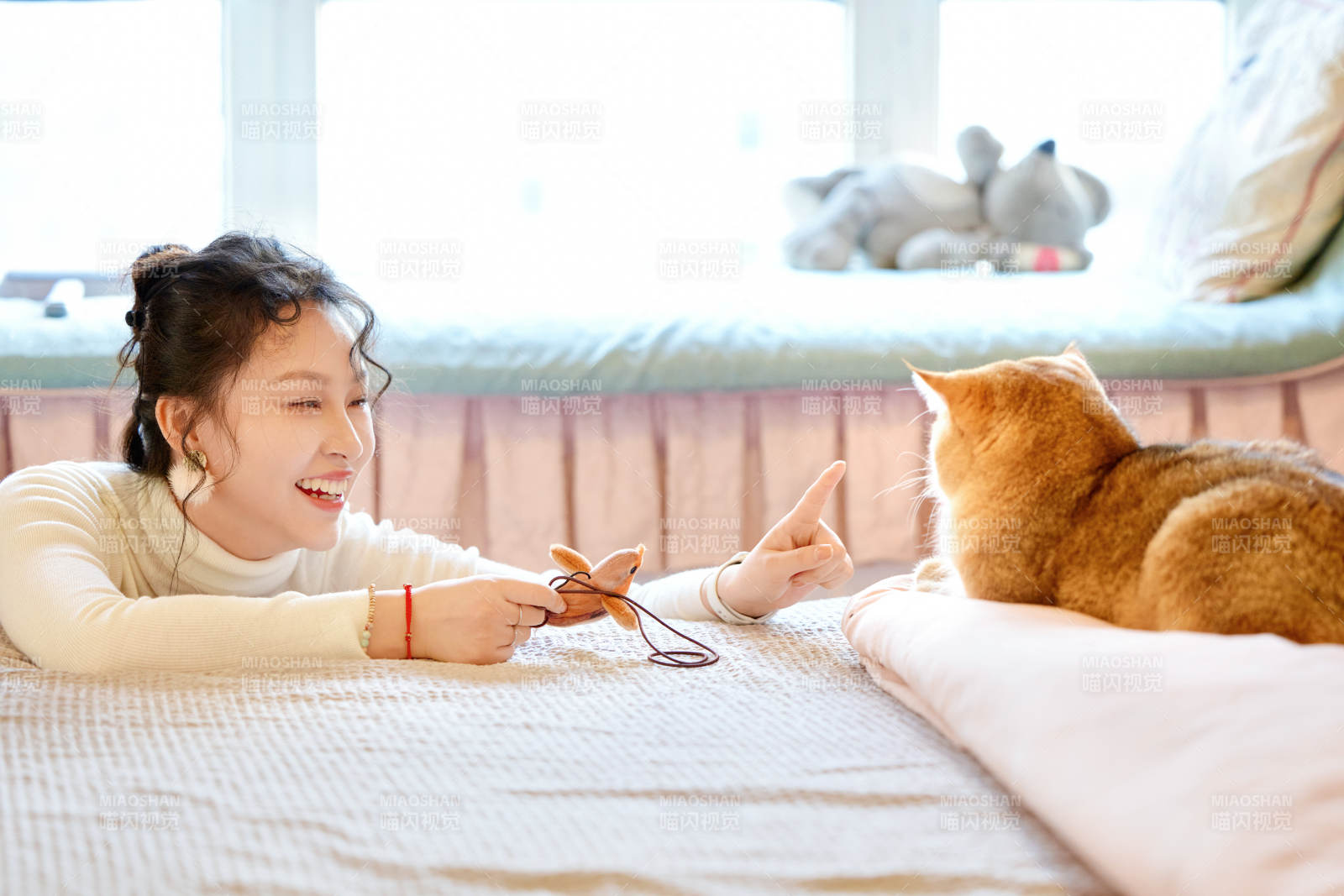 假日在家和猫咪嬉戏的亚洲美女