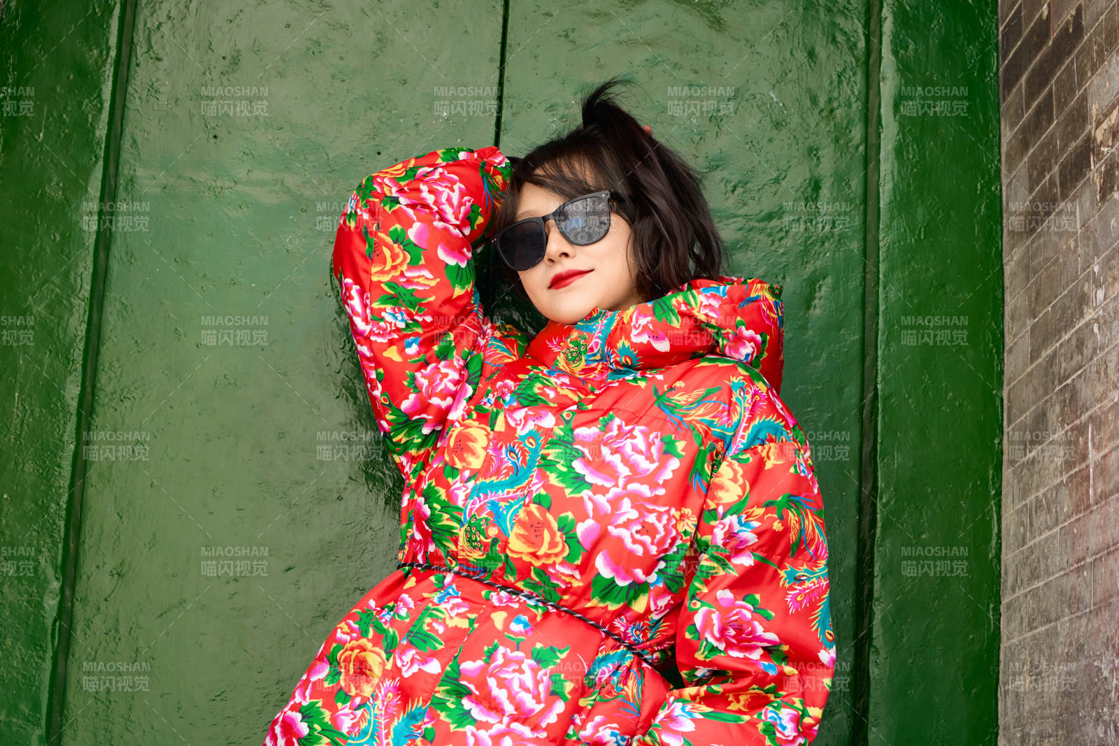 除夕在古城景區游玩拍照的亞洲美女