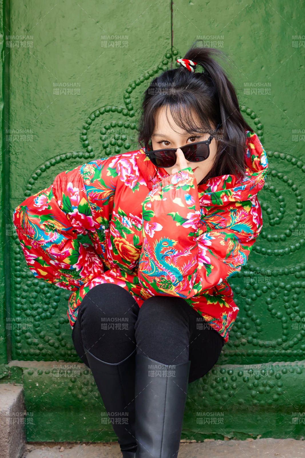 除夕在古城景區游玩拍照的亞洲美女