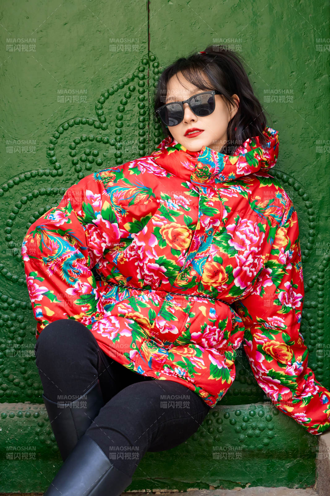 除夕在古城景區游玩拍照的亞洲美女