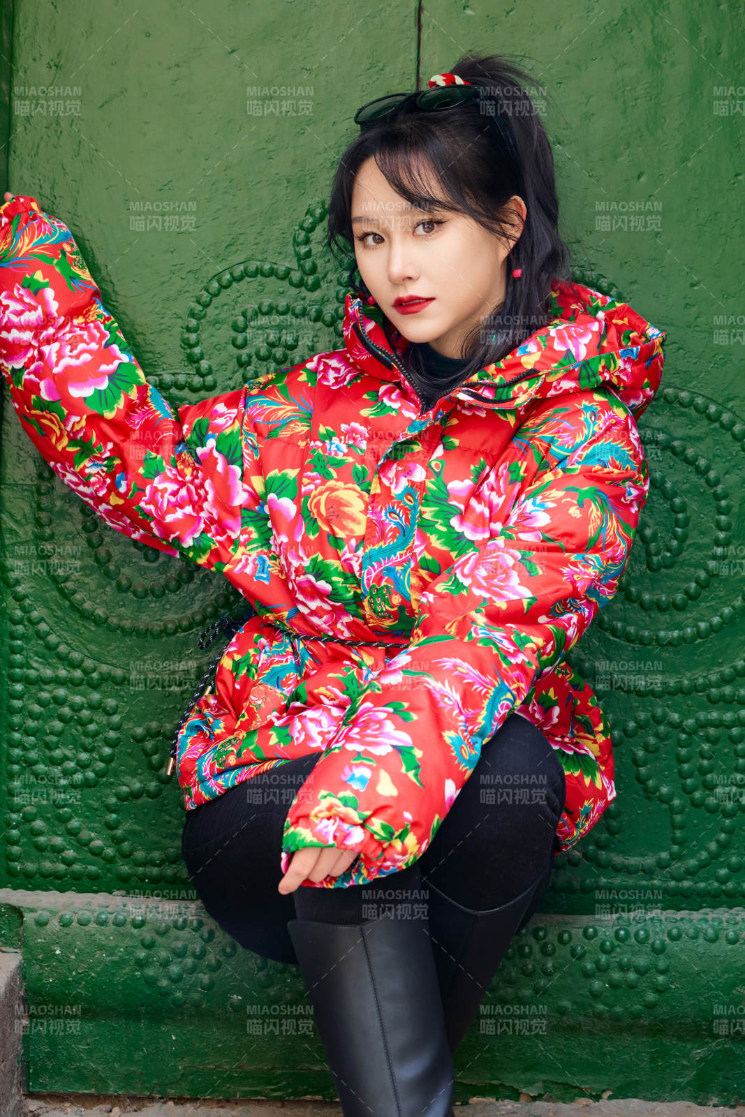 除夕在古城景區(qū)游玩拍照的亞洲美女