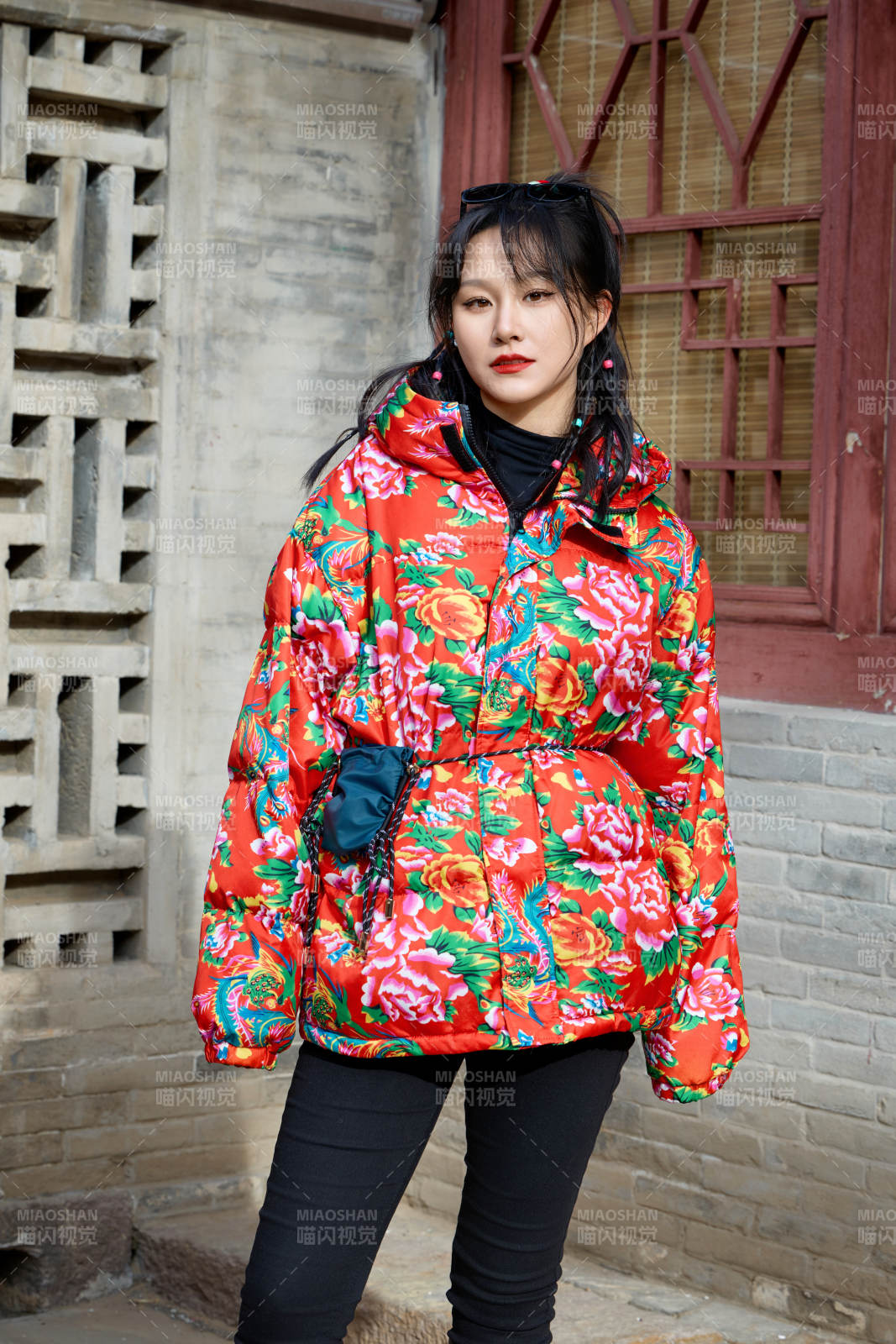 除夕在古城景區(qū)游玩拍照的亞洲美女