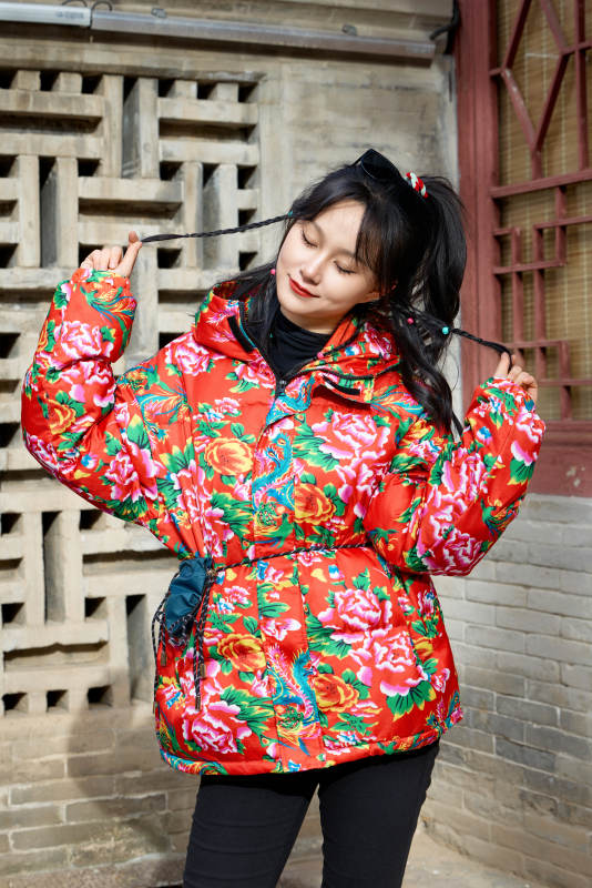 除夕在古城景區游玩拍照的亞洲美女