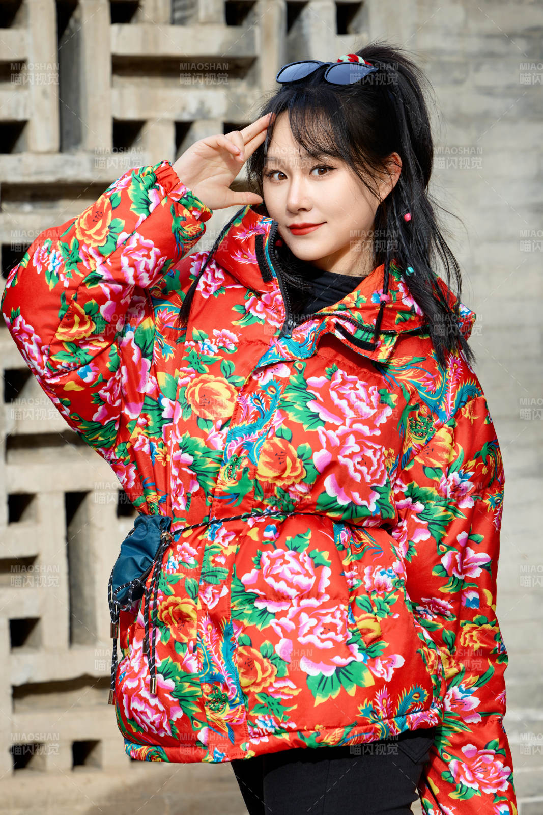 除夕在古城景區游玩拍照的亞洲美女