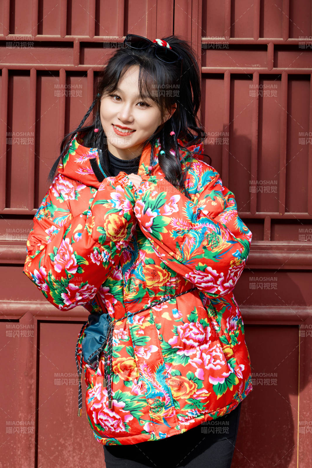 除夕在古城景區(qū)游玩拍照的亞洲美女