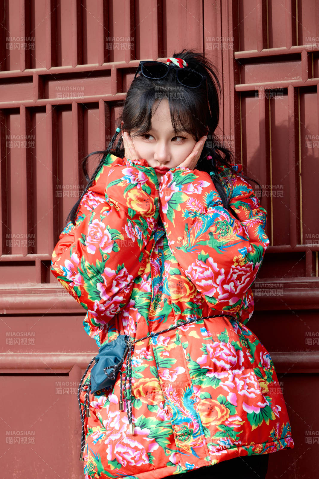 除夕在古城景區游玩拍照的亞洲美女