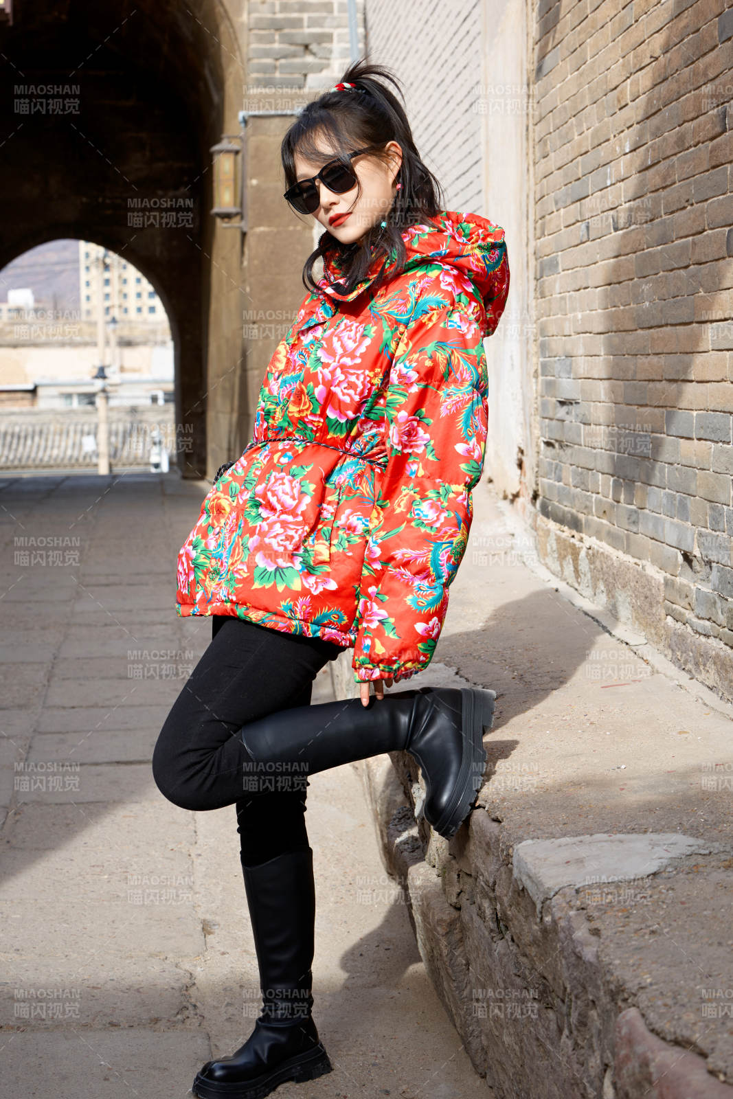 除夕在古城景區(qū)游玩拍照的亞洲美女