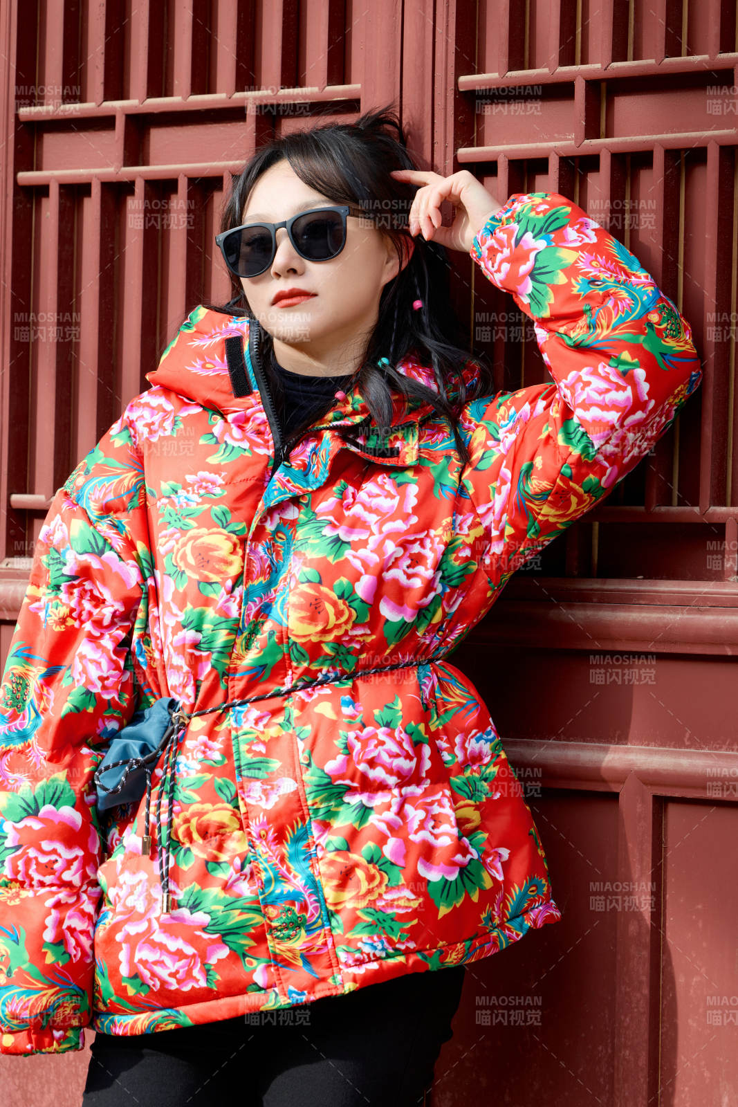 除夕在古城景區游玩拍照的亞洲美女