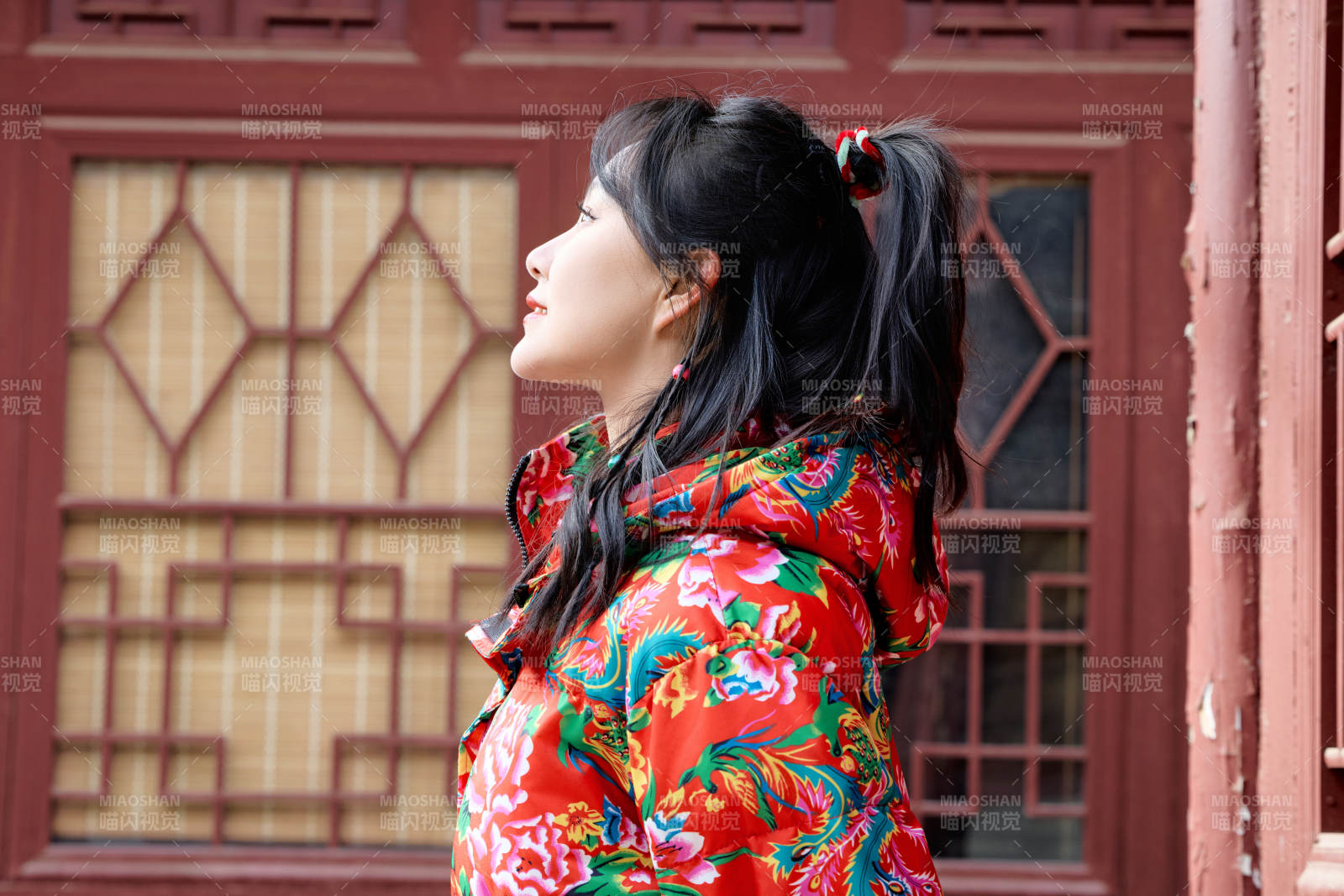 除夕在古城景區游玩拍照的亞洲美女