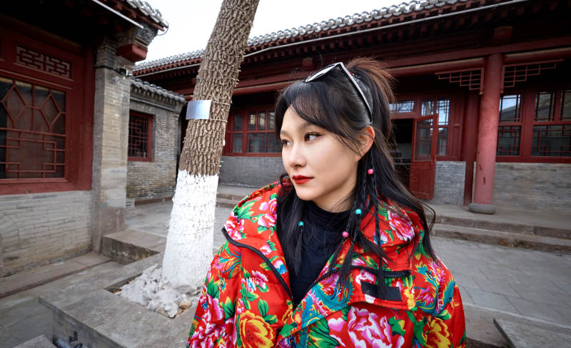 除夕在古城景区游玩拍照的亚洲美女