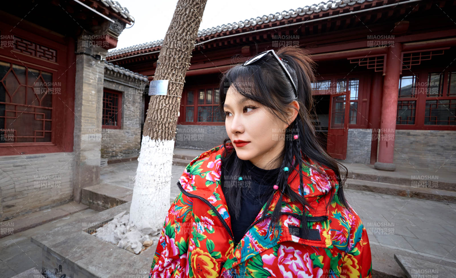 除夕在古城景區游玩拍照的亞洲美女