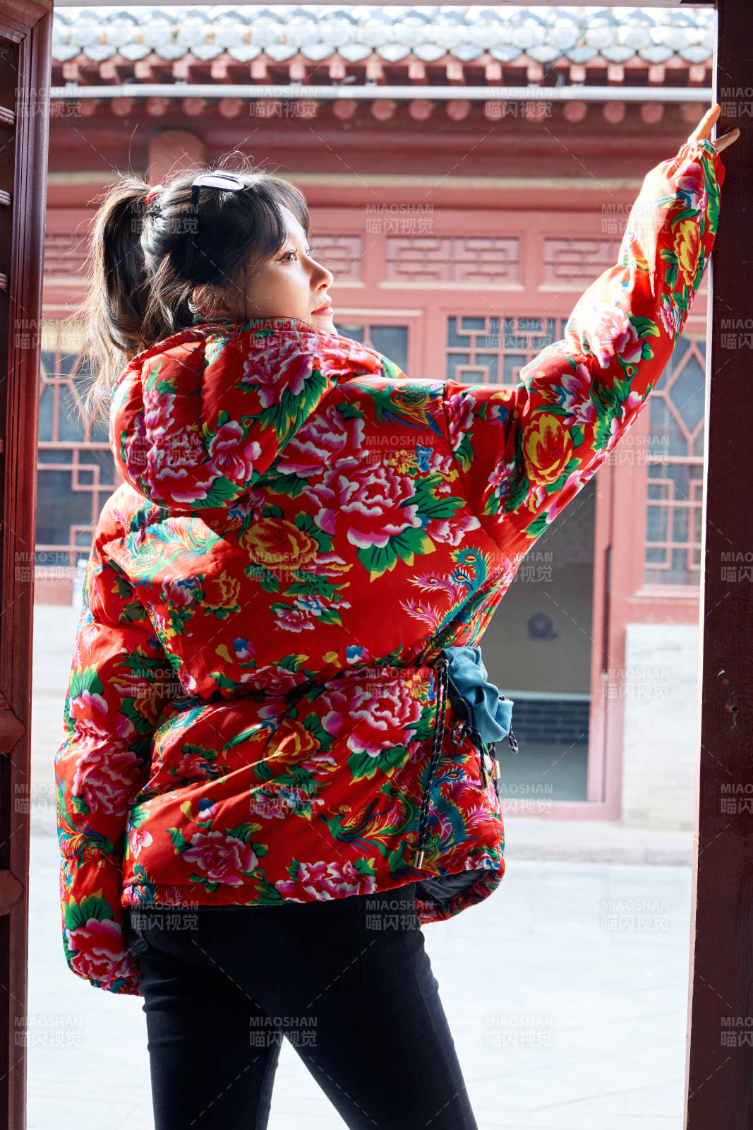 除夕在古城景區游玩拍照的亞洲美女