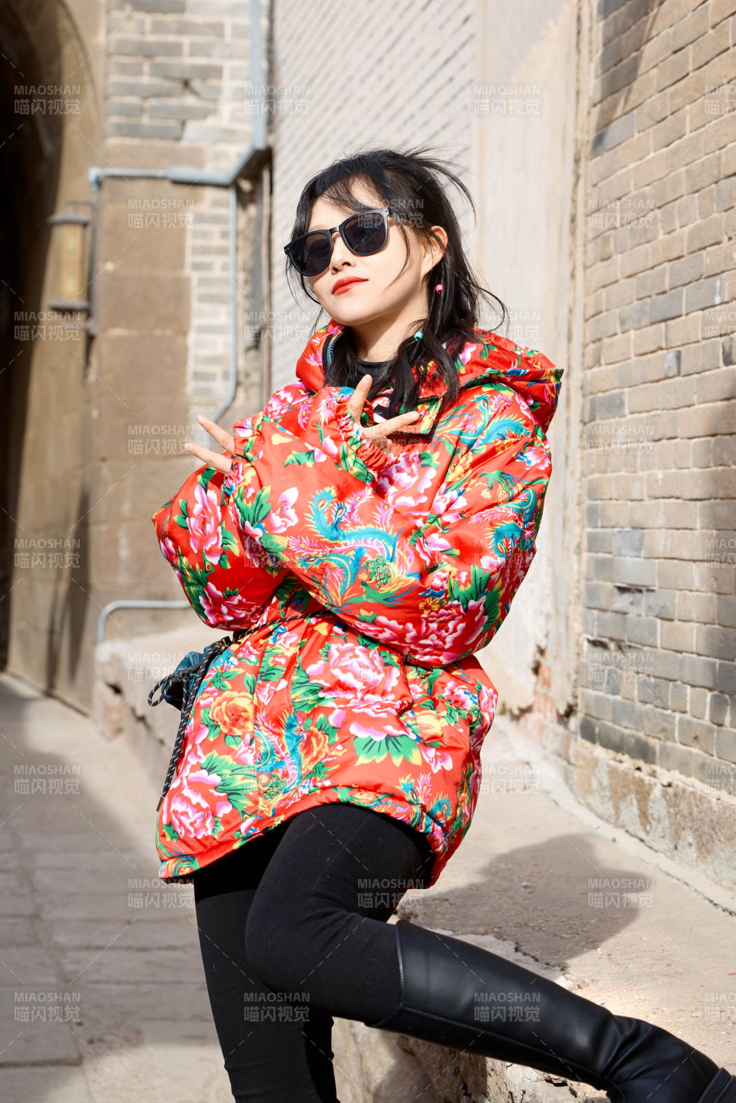 除夕在古城景區游玩拍照的亞洲美女