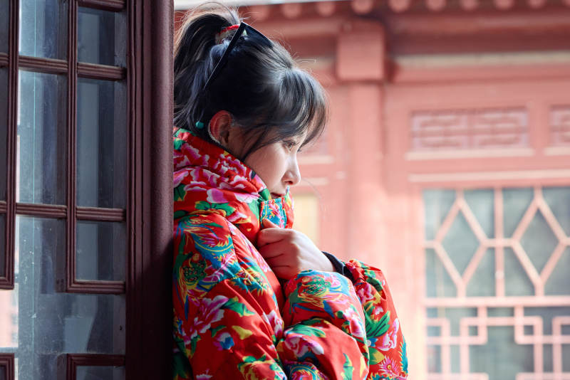 除夕在古城景区游玩拍照的亚洲美女