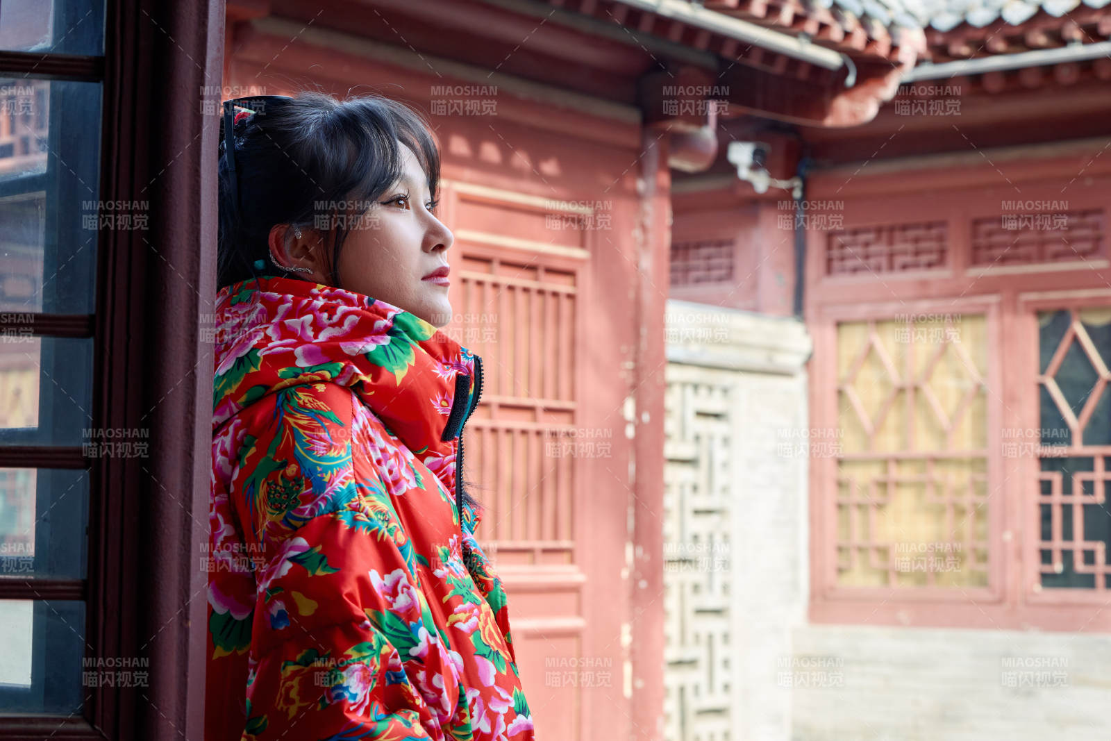 除夕在古城景區游玩拍照的亞洲美女