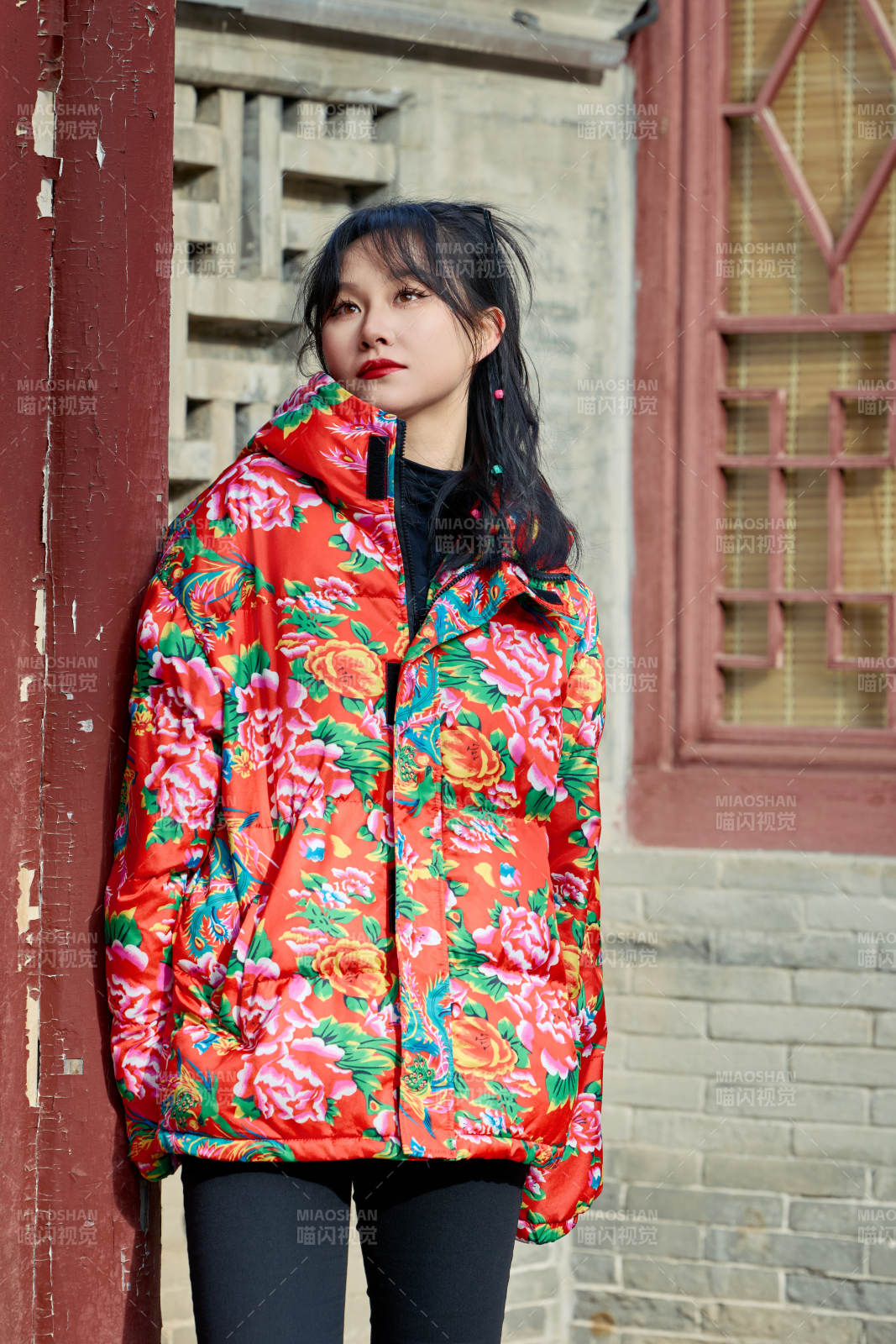 除夕在古城景區游玩拍照的亞洲美女