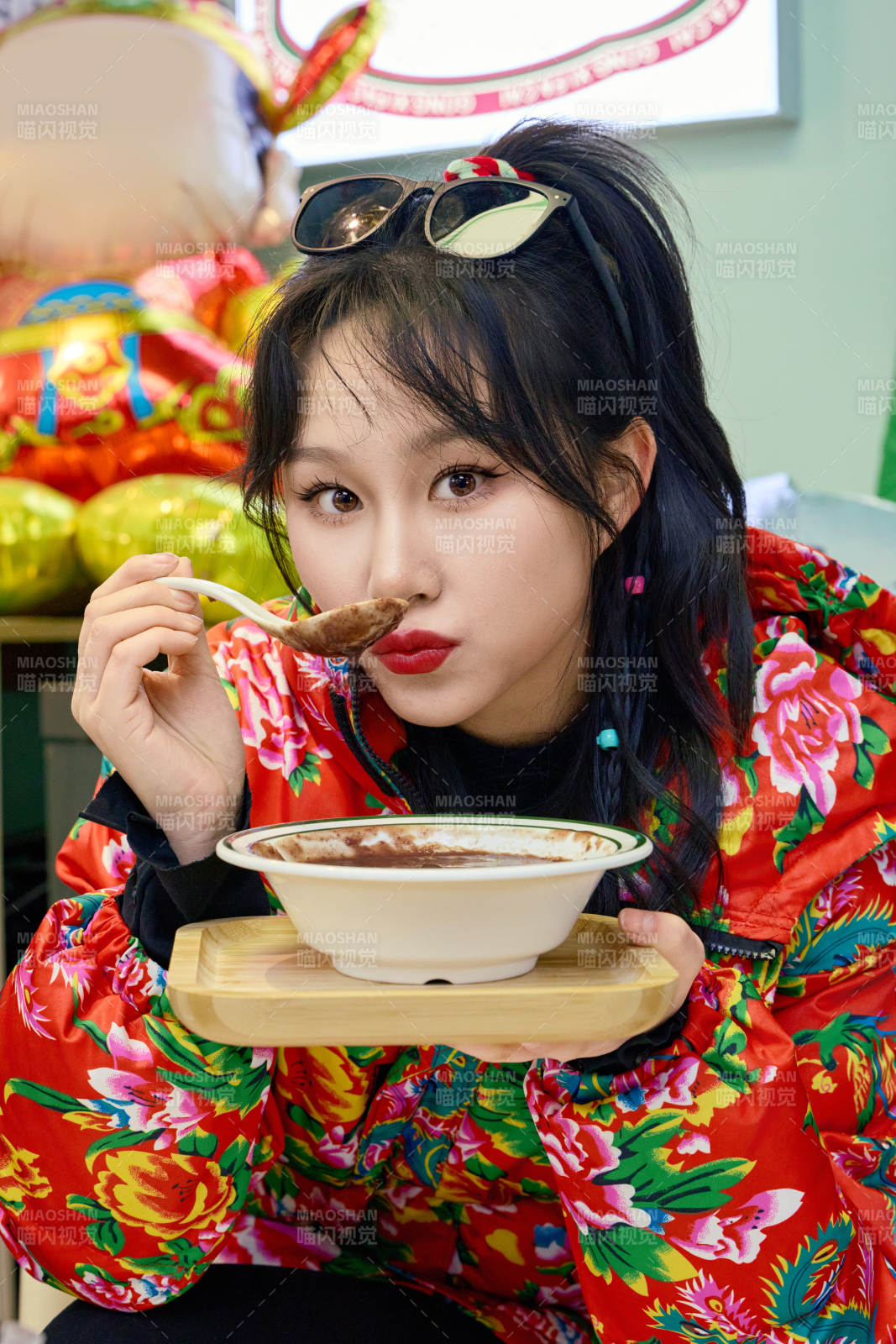 除夕在商场品尝美食的东方美女