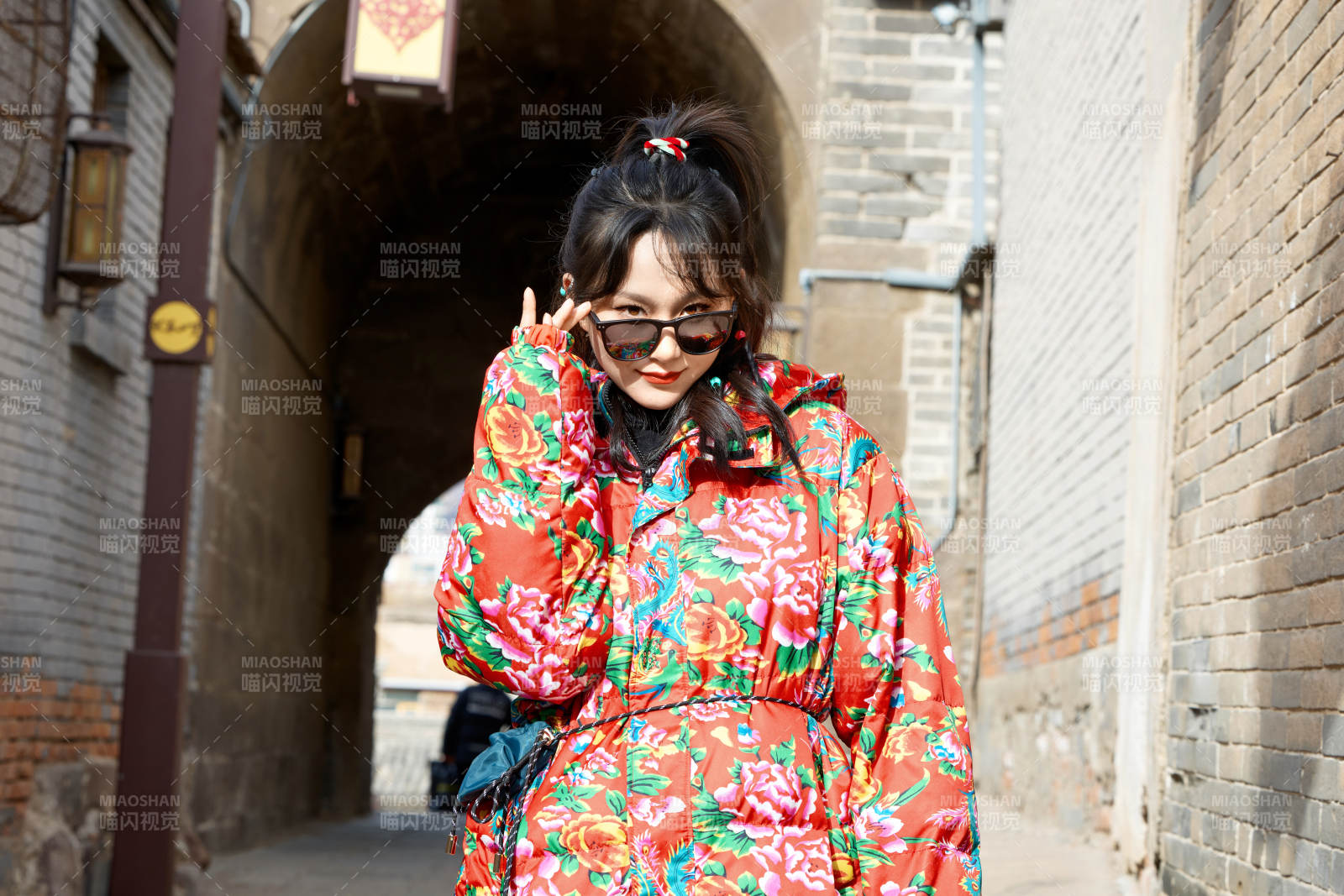 除夕在古城景區游玩拍照的亞洲美女