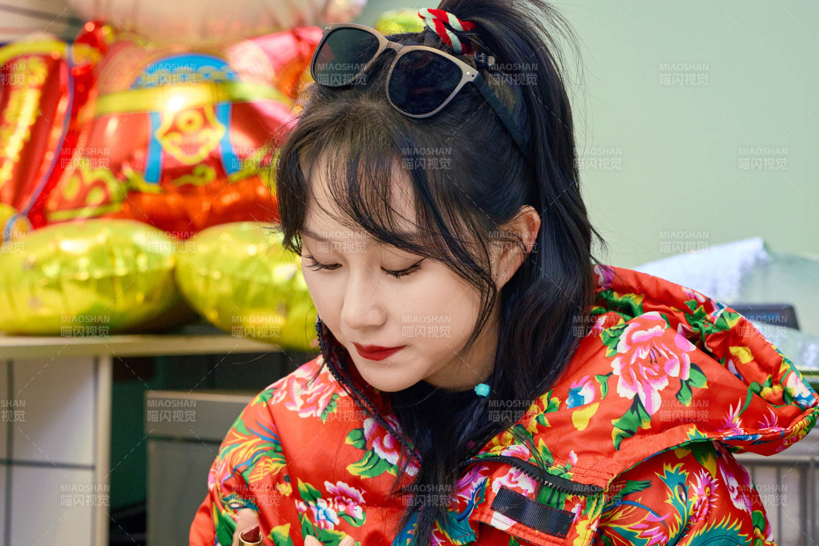 在商場(chǎng)內(nèi)補(bǔ)妝涂口紅的亞洲美女