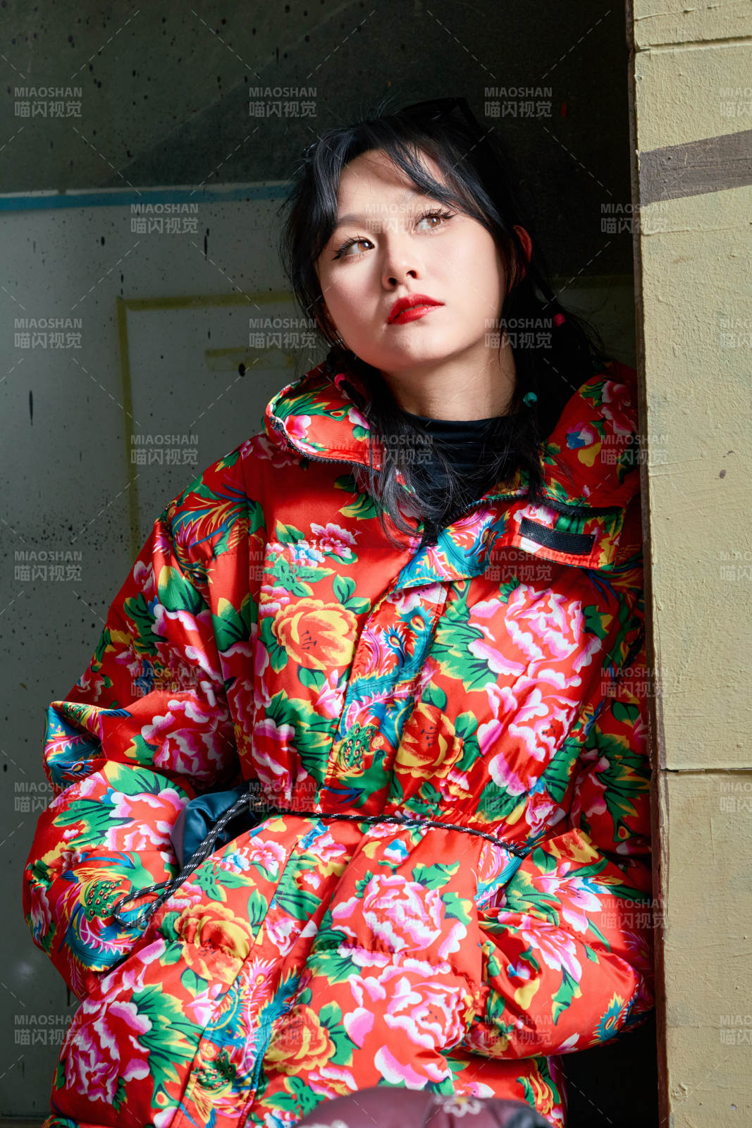 除夕在街頭游玩拍照的亞洲美女