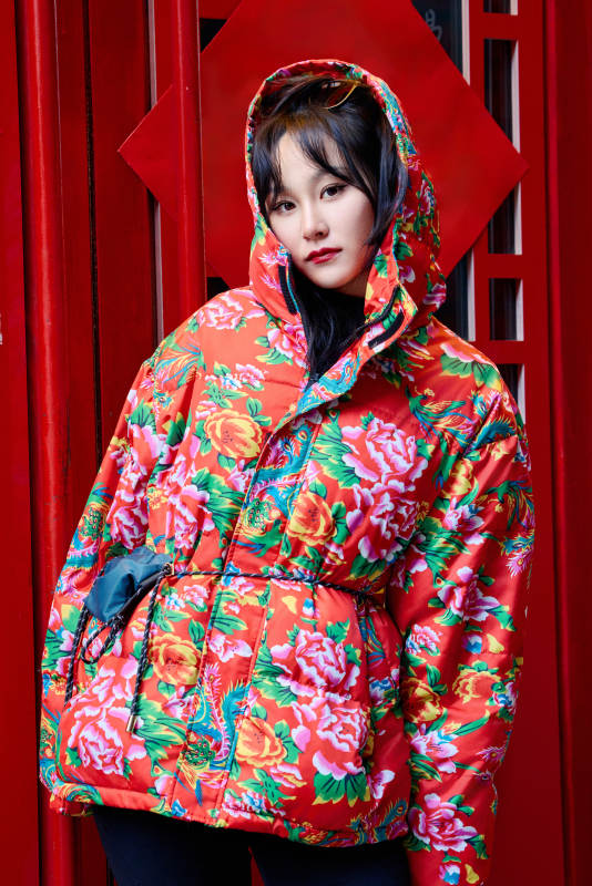 除夕在街头游玩拍照的亚洲美女