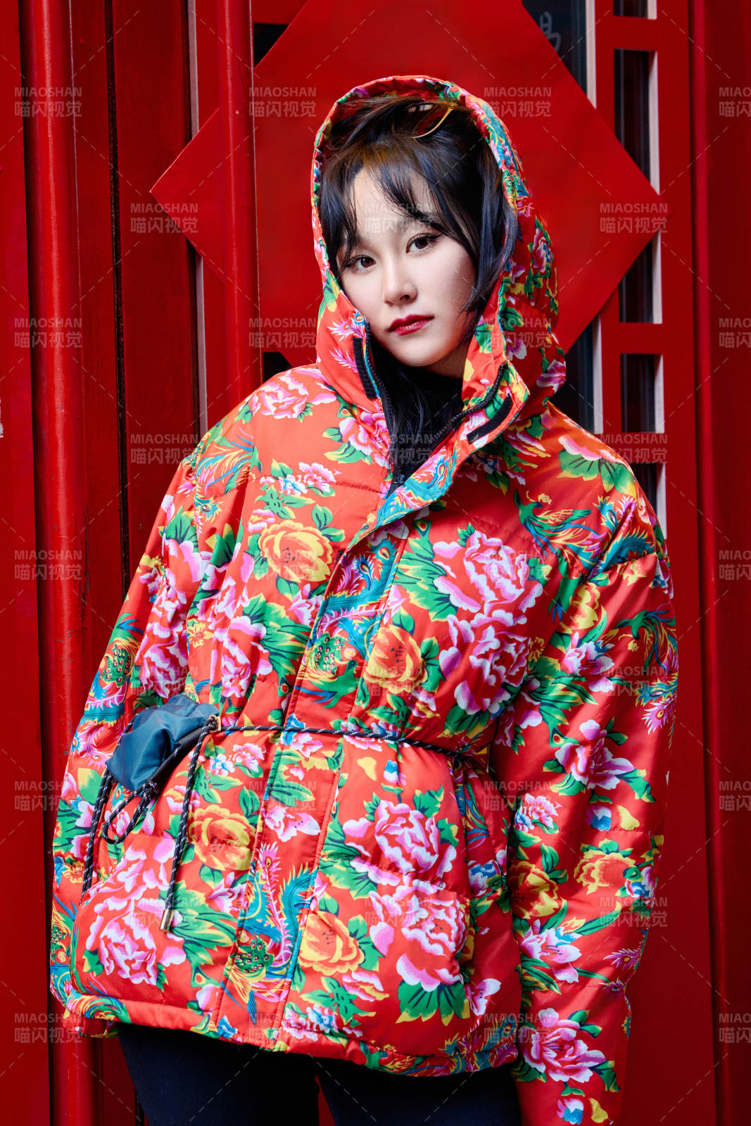 除夕在街头游玩拍照的亚洲美女