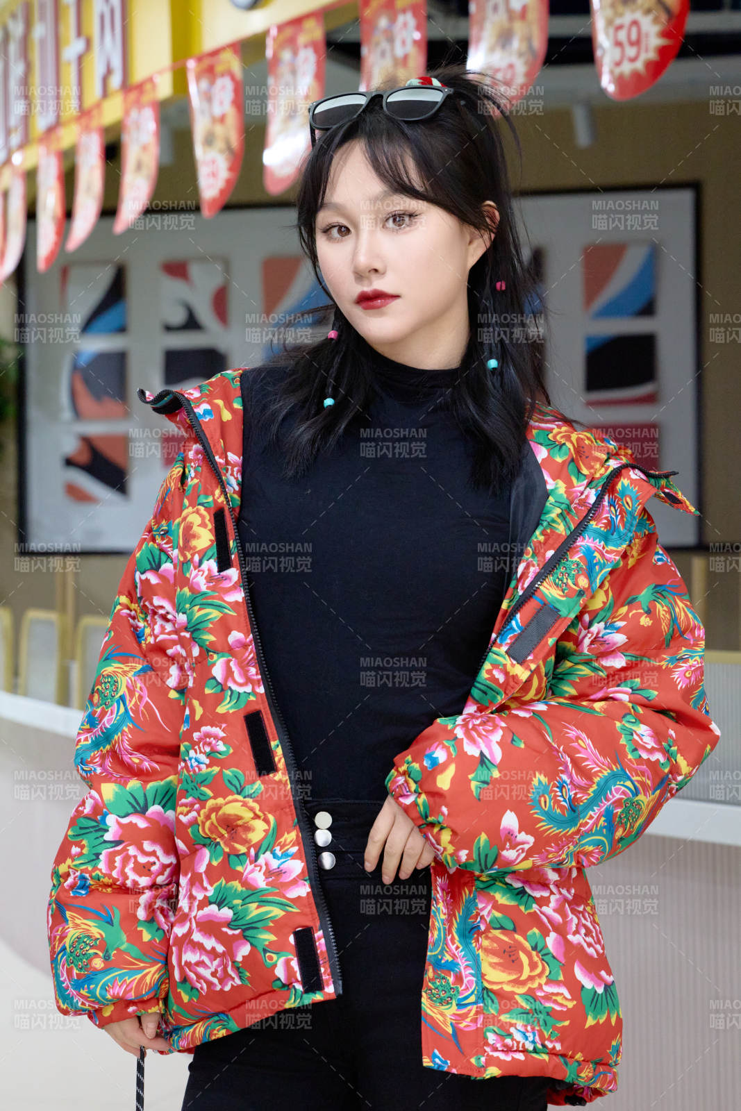 坐在商場超市購物車拍照玩樂的亞洲美女