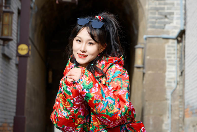 除夕在古城景区游玩拍照的亚洲美女