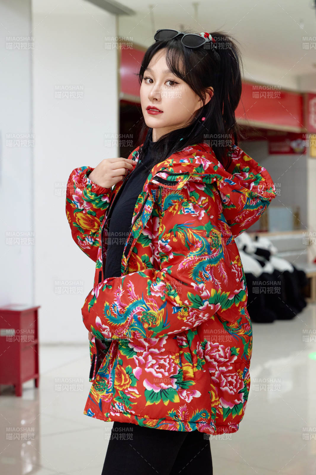 坐在商場超市購物車拍照玩樂的亞洲美女